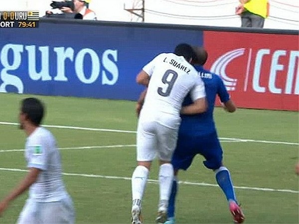 Suarez có hành vi phi thể thao với Chiellini.