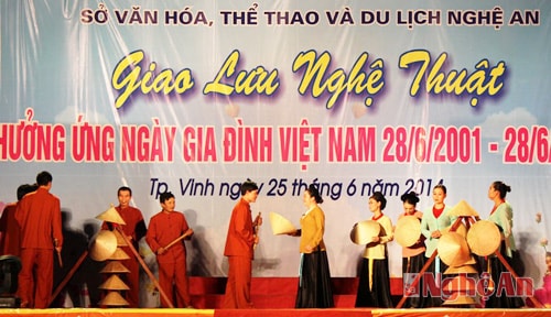  Tiết mục dân ca về tình cảm gia đình trong đêm giao lưu nghệ thuật.