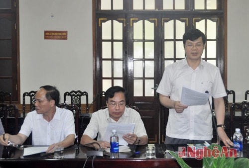 Đồng chí Lê Xuân Đại trao đổi với Ban chỉ đạo.