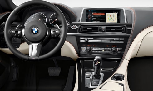 Xe trang bị tay lái bọc da cùng hệ thống điều hòa không khí bốn vùng độc lập.