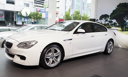 Gói thể thao M Sport cho chiếc xe ngoại hình mạnh mẽ hơn với bộ mâm 19 inch 5 chấu kép.