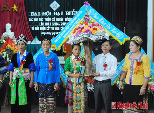 Đoàn đại biểu đại diện các điển hình tiên tiến của các dân tộc thiểu số tặng hoa chúc mừng đại hội