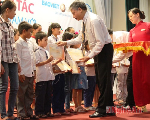 Thứ trưởng Doãn Mậu Diệp trao quà cho các em thiếu nhi có hoàn cảnh khó khăn vươn lên trong học tập.