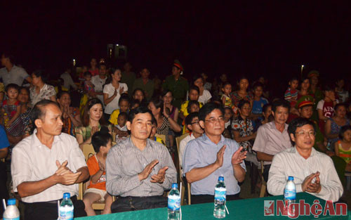 Lãnh đạo Ban tuyên giáo Tỉnh ủy, Sở VHTT&DL, UBND huyện Nam Đàn tham dự buổi lễ.