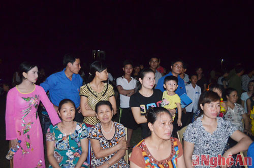 Đông đảo người dân huyện Nam Đàn tham gia đêm giao lưu nghệ thuật.