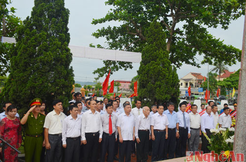 Các đại biểu và nhân dân huyện Nam Đàn tưởng niệm đồng chí Lê Hồng Sơn.