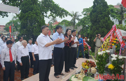 Các đại biểu dâng hương tưởng niệm đồng chí Lê Hồng Sơn.