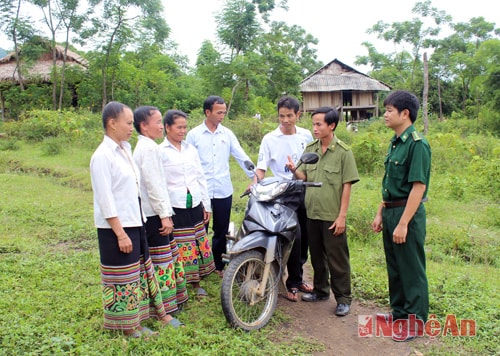 Cán bộ, chiến sỹ Đồn Biên phòng Tri Lễ phối hợp với các tổ chức, đoàn thể tuyên truyền cho đồng bào phòng, chống ma túy.