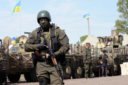 Binh sĩ Ukraine tại một điểm đóng quân gần thành phố Svyatogorsk, miền đông Ukraine. Ảnh: Reuters.