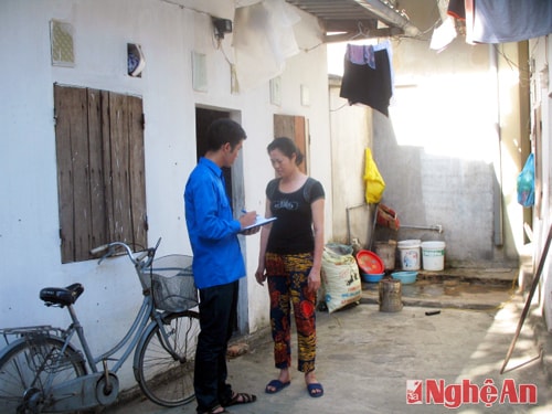 Đoàn thanh niên phường Bến Thủy khảo sát các nhà trọ giá rẻ.