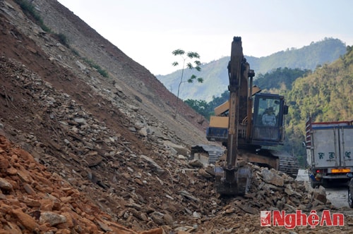 Khắc phục  điểm thường xuyên xảy ra sạt lở đất trên đường Quốc lộ 7A Khe Thơi - Nậm Cắn.