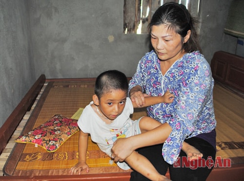 Mẹ con cô Nhung trong căn nhà trọ ngột ngạt, oi nóng mùa hè.