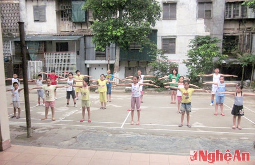 Các em thiếu nhi khối 1, phường Quang Trung (TP. Vinh tập thể dục buổi sáng.