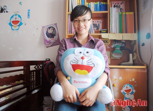 Lành bên góc học tập của mình.