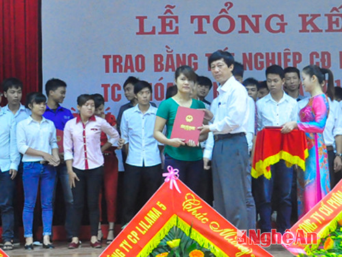 Trao bằng tốt nghiệp cho các học sinh, sinh viên.