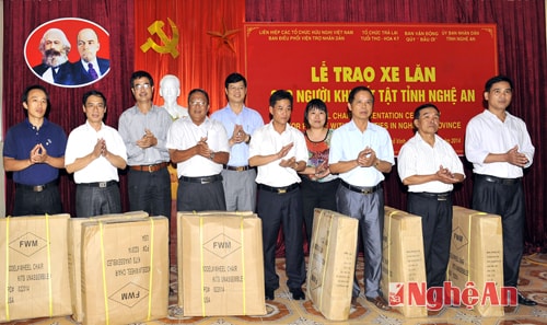 Đồng chí Lê Xuân Đại trao xe lăn cho đại diện 8 đơn vị.