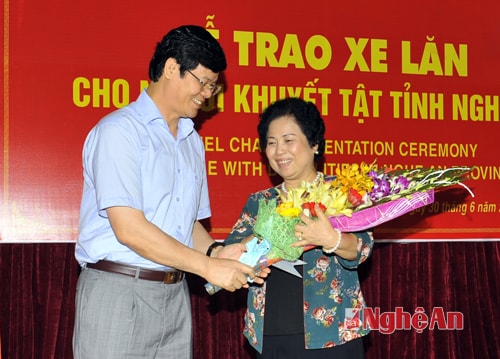 Đồng chí Lê Xuân Đại tặng hoa cho bà Trương Tuyết Nhung - Trưởng ban vận động 