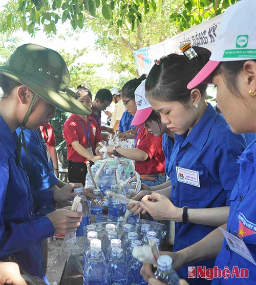 Thanh niên tình nguyện “Tiếp sức mùa thi”.