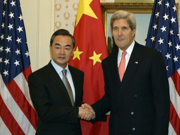 Ngoại trưởng Mỹ John Kerry bắt tay Ngoại trưởng Trung Quốc Vương Nghị trong chuyến thăm Mỹ ngày 19/9/2013. (Ảnh: AFP)