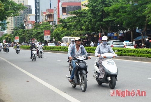  Theo quan sát vào buổi sáng ngày 1/7, nhiều người dân TP. Vinh vẫn sử dụng mũ bảo hiểm kém chất lượng