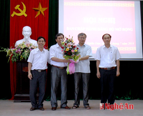 Các đồng chí Thường trực Huyện ủy cảm ơn đồng chí Lê Đức Trường và chúc mừng đồng chí Vi Văn Định trên cương vị mới.