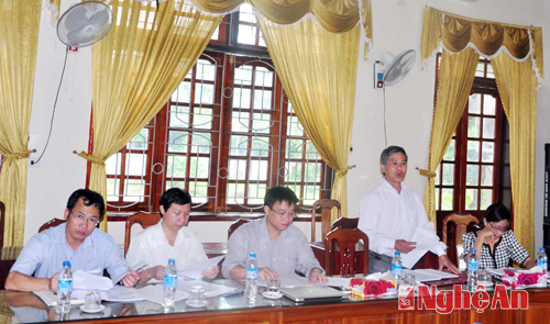 Trưởng ban Tuyên giáo Huyện ủy Quế Phong phát biểu về tình hình sử dụng báo Đảng tại địa phương 