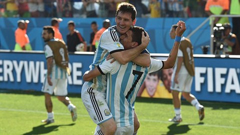 Di Maria và Messi chia sẻ niềm vui sau bàn thắng quý giá