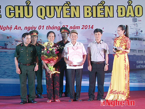 Lãnh đạo, chỉ huy Lữ đoàn Vận tải thủy 873 và Phường Bến Thủy tặng quà động viên gia đình ông bà Phan Bá Uông.