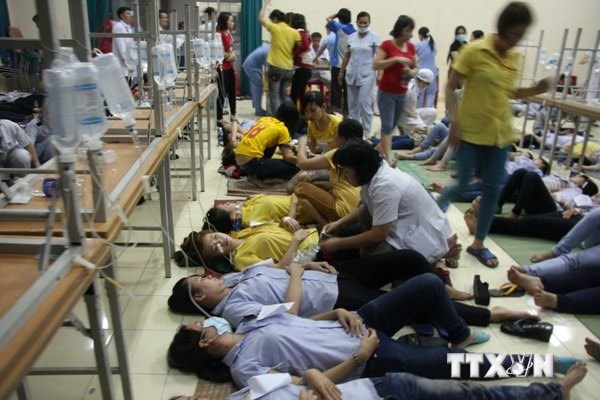 Các công nhân được cấp cứu tại bệnh viện Đa khoa quận 12. (Ảnh: TTXVN)