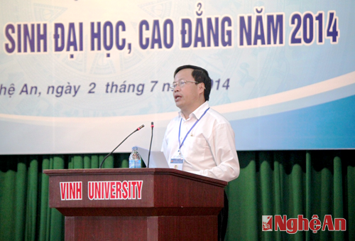 Ông Đinh Xuân Khoa, cụm trưởng cụm thi Vinh phát biểu tại Hội nghị