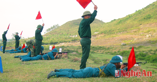  Các học viên đang thực hành động tác nằm bắn