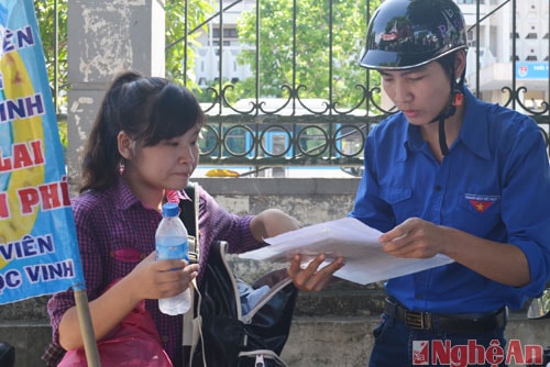 Thanh niên tình nguyện tận tình chỉ cho các sĩ tử cách đến điểm thi gần nhất.