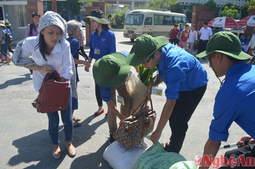 Khi thí sinh và người nhà vừa xuống xe buýt, các tình nguyện viên lập tức có mặt để giúp đỡ, khuân vác hành lí.