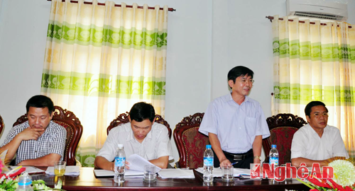 Đồng chí Vi Văn Tiến - Phó Chủ tịch UBND huyện phát biểu tại cuộc làm việc
