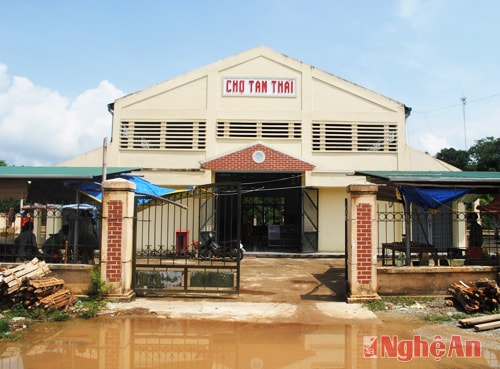 Chợ xã Tam Thái (Tương Dương) xây dựng hơn 5 tỷ đồng nhưng rất ít người vào họp.