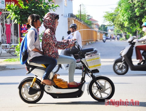 Xe máy điện lưu thông trên địa bàn Thành phố Vinh. Ảnh: Trần Hải