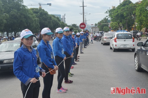 Thanh niên tình nguyện dàn hàng phân luồng giao thông