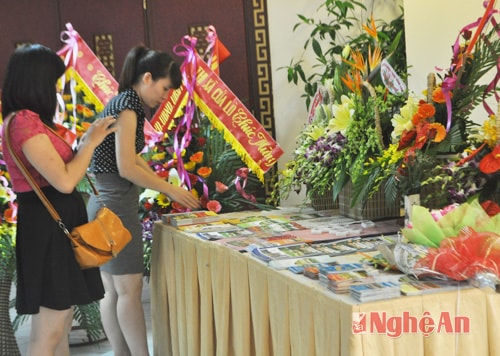 Các đại biểu tìm hiểu tiểm năng du lịch Nghệ An qua gian hàng trưng bày sản phẩm tờ rơi của Trung tâm lại buổi tọa đàm 10 năm thành lập