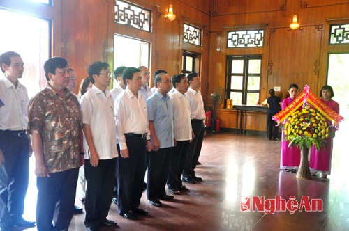 Dâng hoa, dâng hương tại Khu di tích Kim Liên.