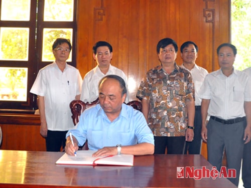 Chủ tịch Hội Nông dân Việt Nam ghi vào sổ vàng truyền thống.