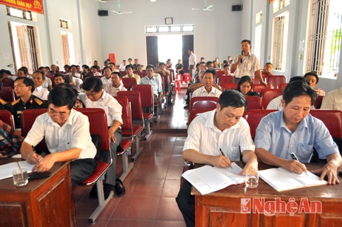 Lãnh đạo huyện Nam Đàn tham gia cuộc tiếp xúc cử tri.