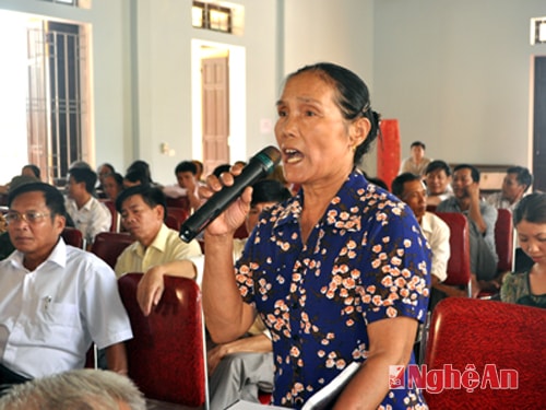 Cử tri xóm Trường Long kiến nghị nâng cao chất lượng điện sinh hoạt cho nông thôn.