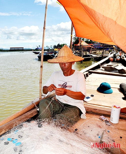 Ngư dân Lộc Thọ vá lưới chuẩn bị  chuyến biển mới.