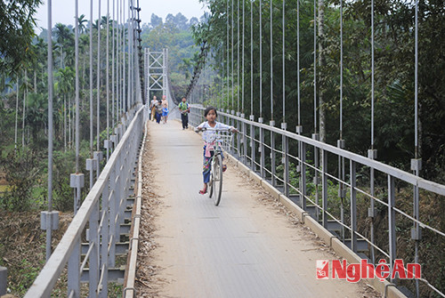 Cầu treo bắc qua sông Nậm Piệt vào bản Phương Tiến 3,  xã Tiền Phong được xây dựng bằng nguồn vốn 30a.
