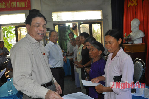 Ông Phan Văn Quý và Phan Trung Lý, Đại biểu Quốc hội trao quà cho các đối tượng chính sách