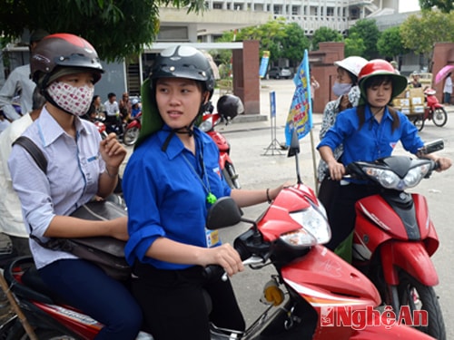 Hai mẹ con em Trần Thị Nhi được các tình nguyện viên đưa về nhà trọ giá rẻ.
