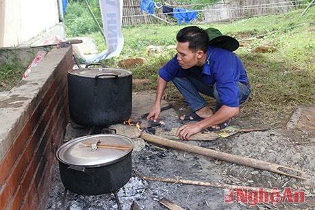 Còn các bạn trai không nề hà vào bếp thổi cơm cho các đội sau ngày lao động vất vả