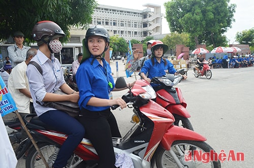 Đội xe ôm miễn phí ở cổng Trường Đại học Vinh phục vụ thí sinh.