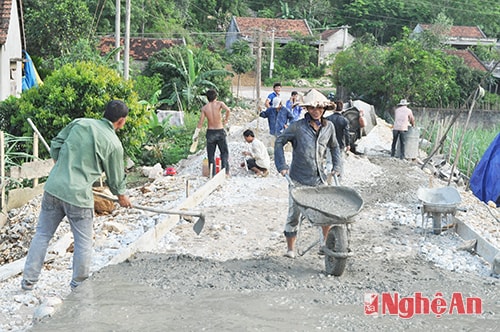 Người dân xã Châu Hạnh, làm đường bê tông vào bến đò Kẻ Nính.  Ảnh: Nguyễn Hải