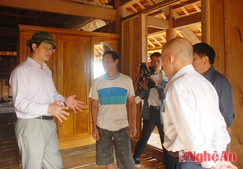 Đồng chí Lê Xuân Đại thăm hỏi bà con TĐC Thủy điện Hủa Na. Ảnh: thành duy